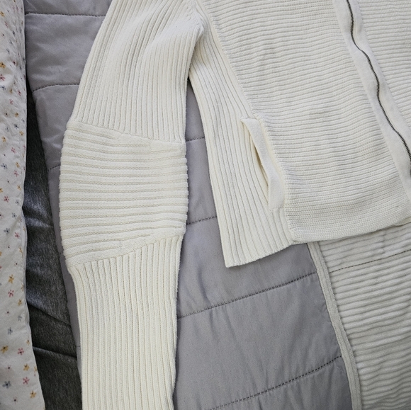 Banana Republic Elegant Cream Sweater Size XL - Picture 3 of 9